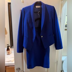 Tahari Women’s Blue two piece Skirt Suit